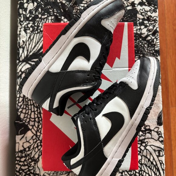 Nike Black and White Women's Sneakers - Picture 2 of 2